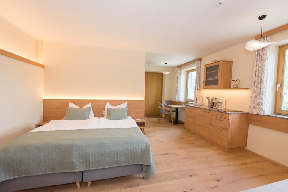 Kitchen or kitchenette, Bedroom