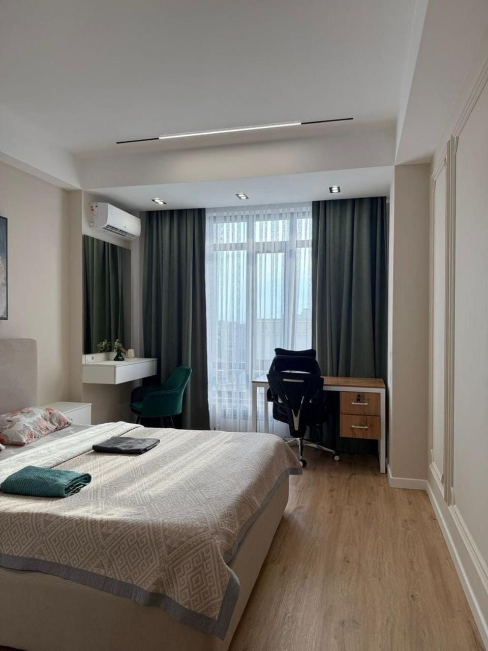 Bed, Bedroom, wardrobe, air conditioner