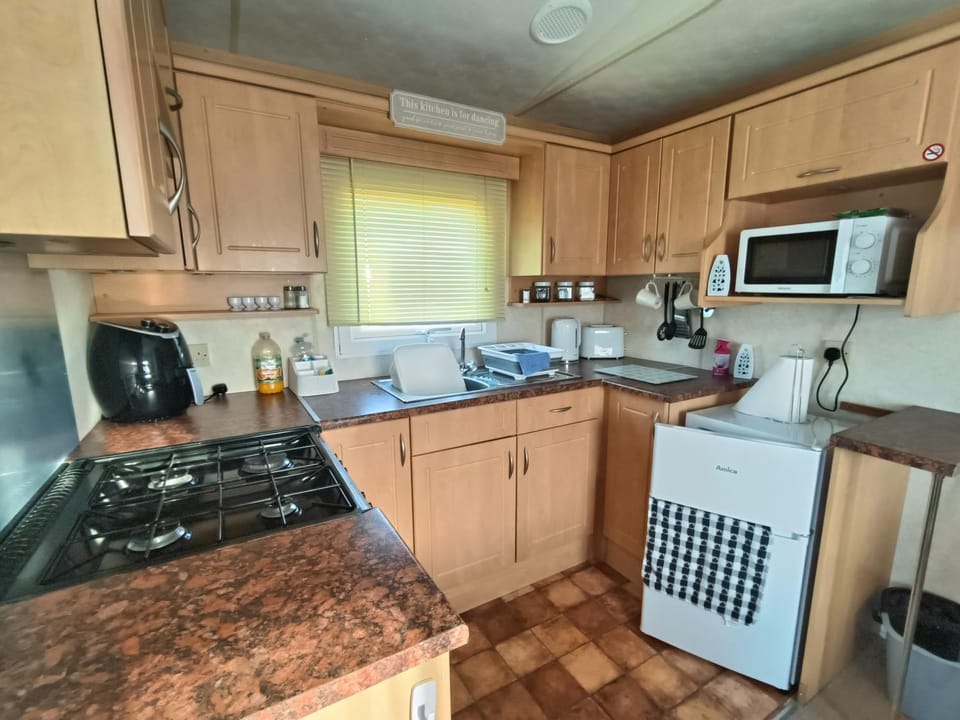 Coffee/tea facilities, Kitchen or kitchenette, flat iron, microwave, oven, toaster