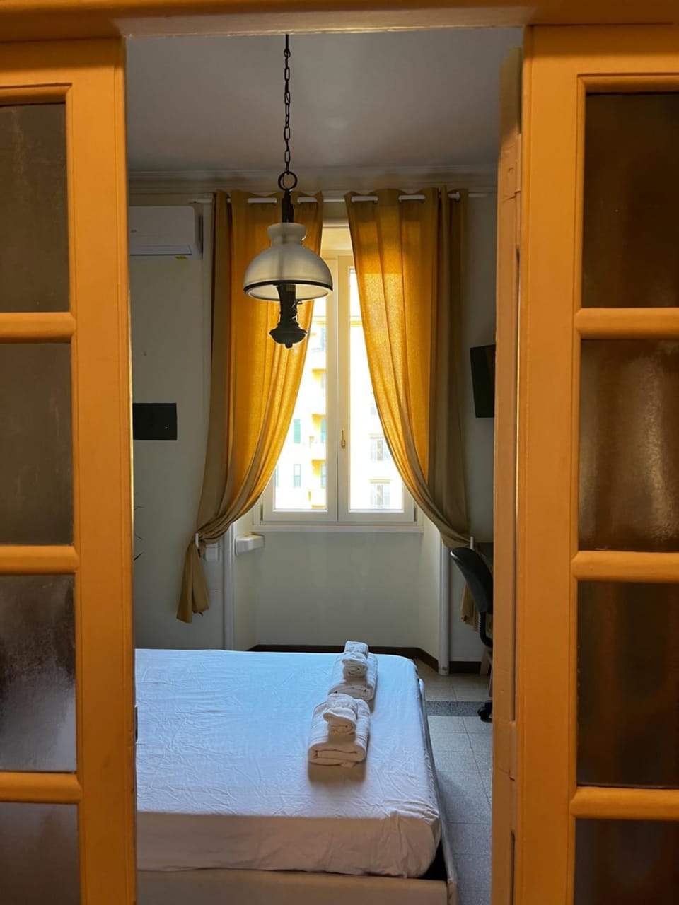 Bed, Photo of the whole room, Bedroom, towels