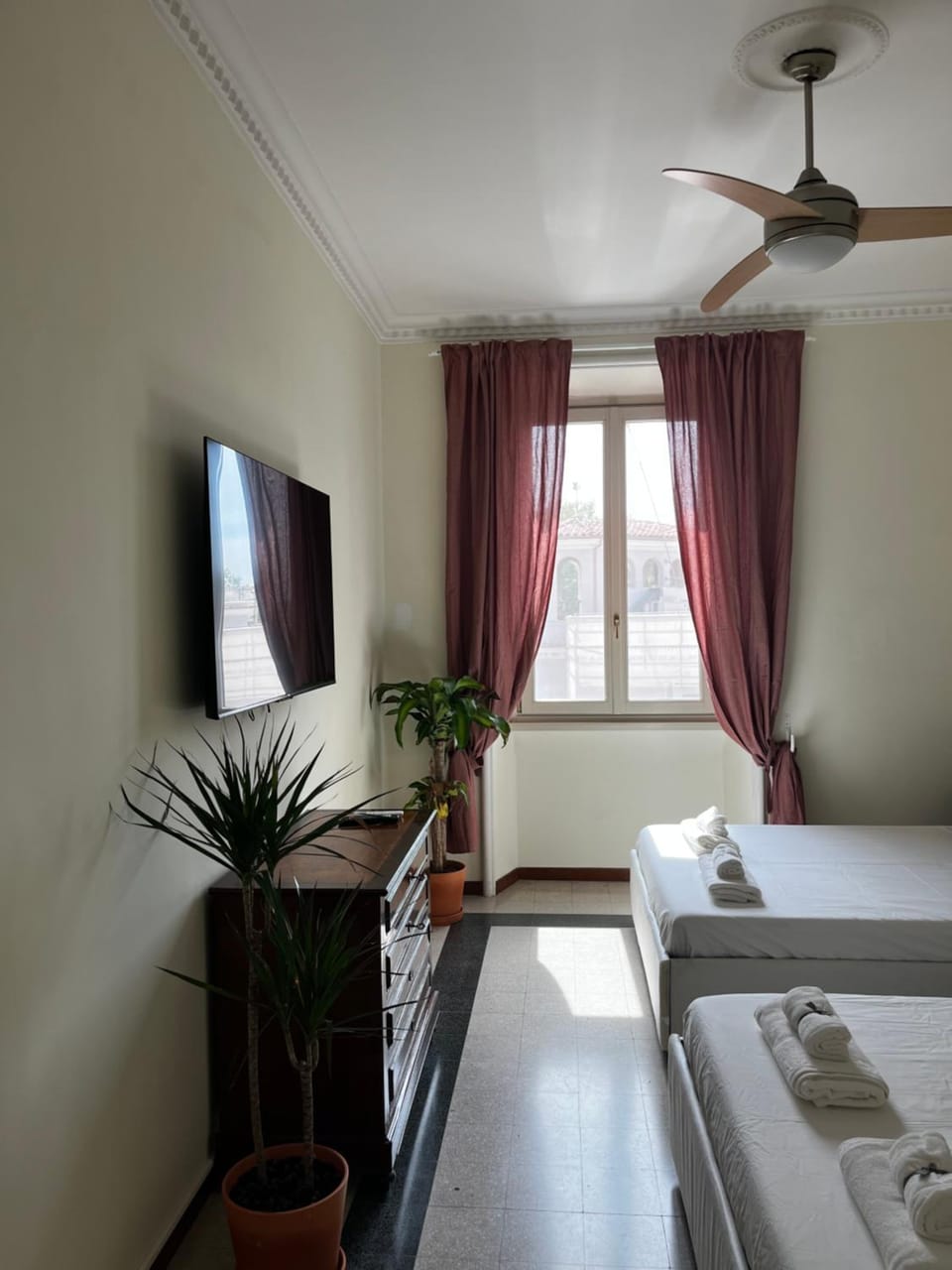 Bed, TV and multimedia, Photo of the whole room, Bedroom, towels, air conditioner