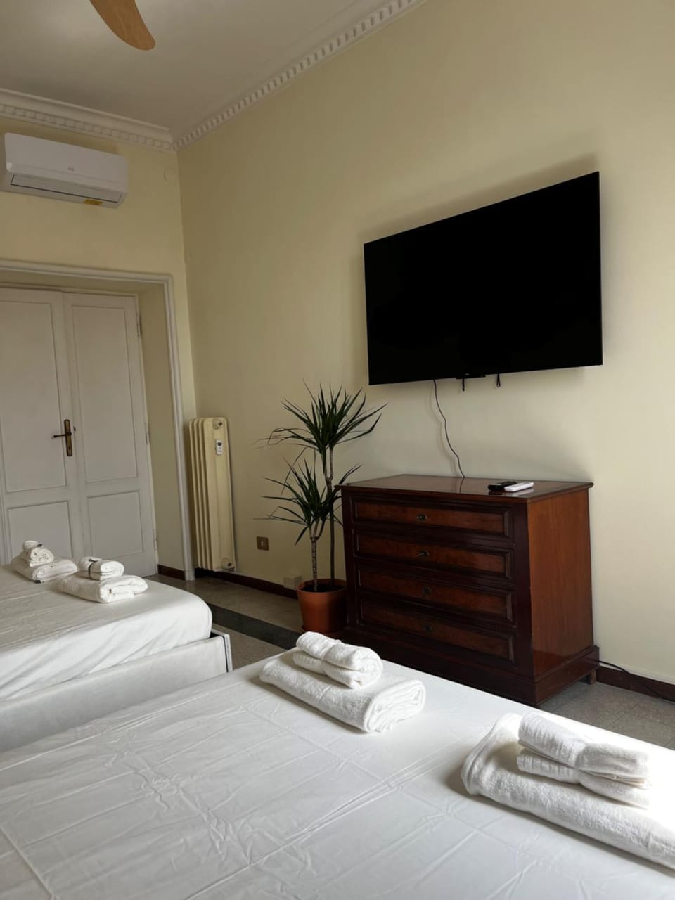 TV and multimedia, Photo of the whole room, Bedroom, air conditioner