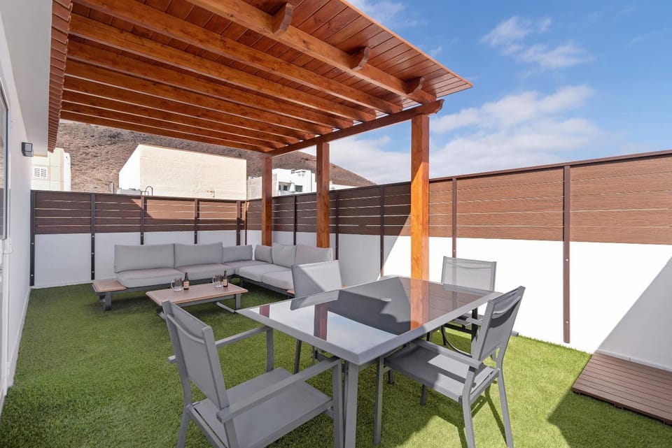 Property building, Balcony/Terrace, Living room
