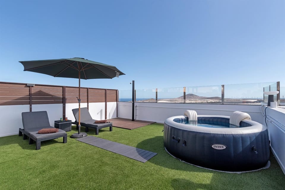 Property building, Balcony/Terrace, Living room