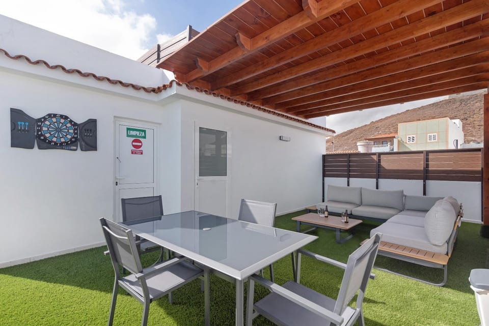 Property building, Balcony/Terrace, Living room
