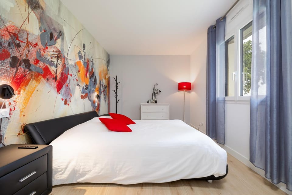 Bed, Photo of the whole room, Bedroom