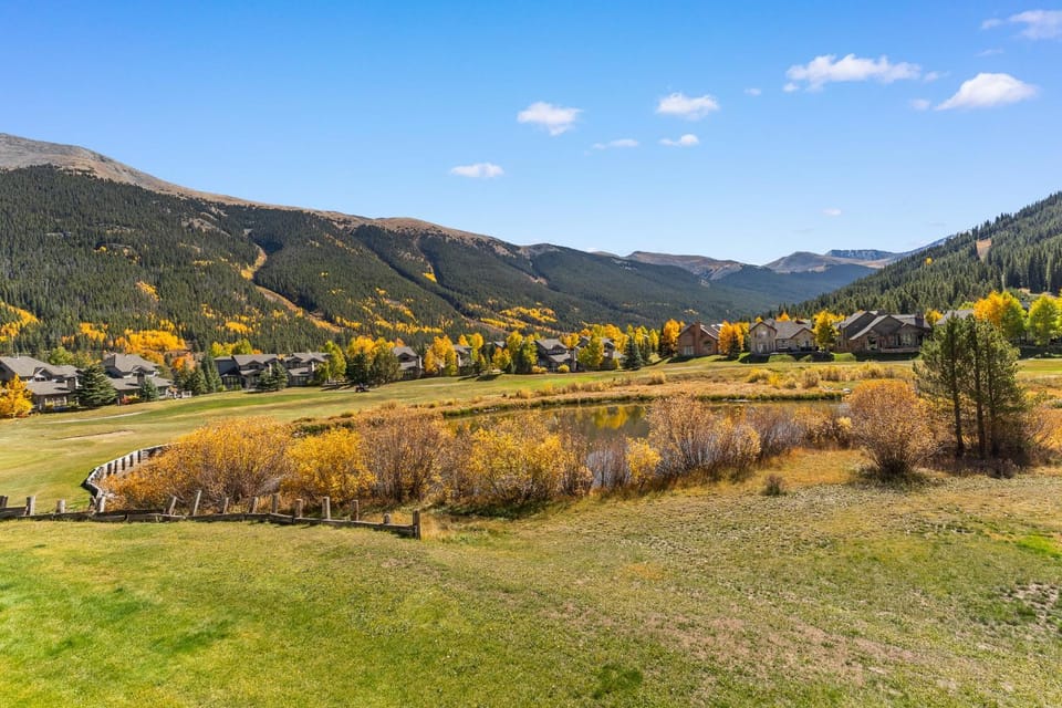 Day, Neighbourhood, Natural landscape, Golfcourse, Autumn, Mountain view
