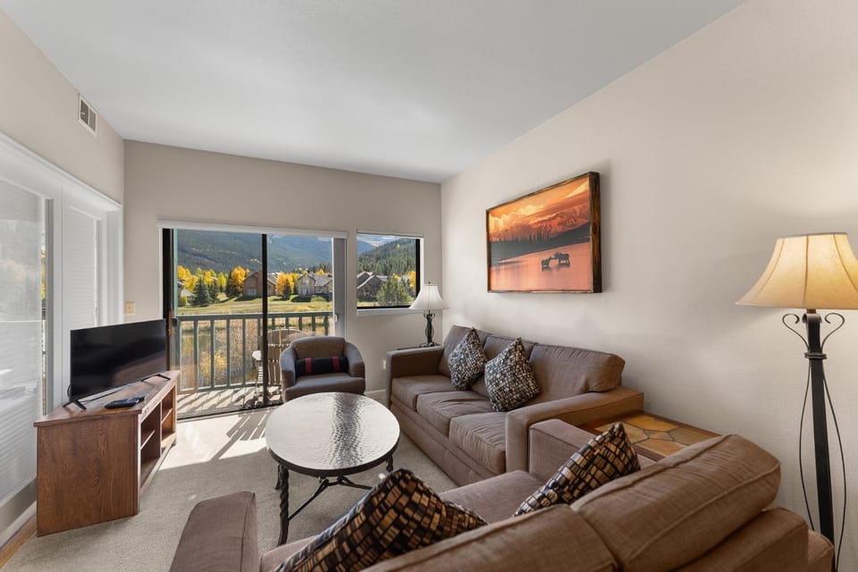 Day, TV and multimedia, Balcony/Terrace, Living room, Autumn, Mountain view, furniture
