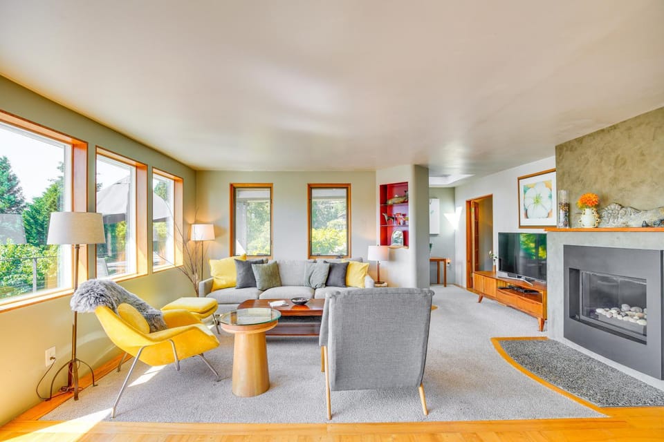 Gig Harbor Home Large Deck, Outdoor Dining Area House in Gig Harbor