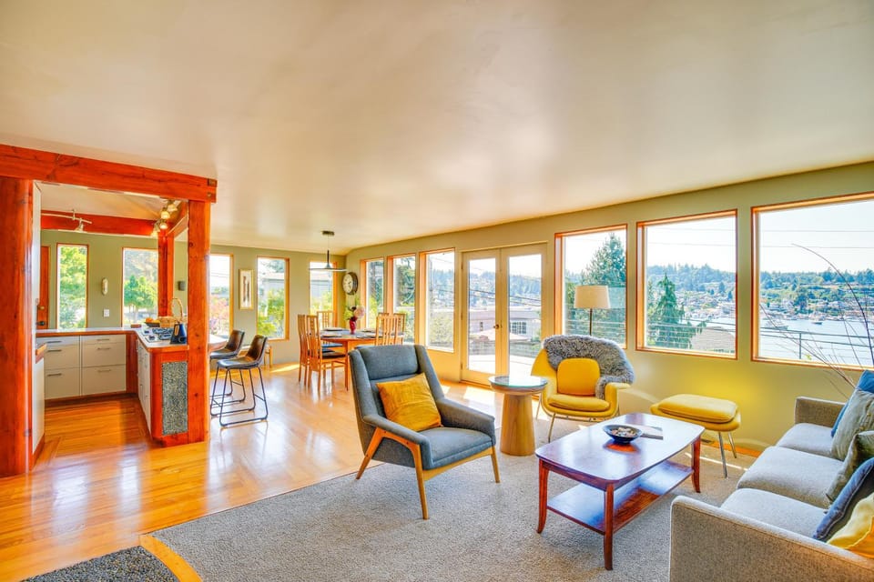 Gig Harbor Home Large Deck, Outdoor Dining Area House in Gig Harbor