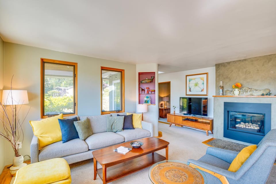 Gig Harbor Home Large Deck, Outdoor Dining Area House in Gig Harbor