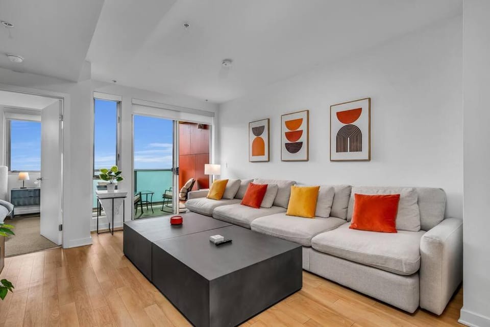 Modern & chic in Heart of Downtown Santa Monica Apartment in Santa Monica