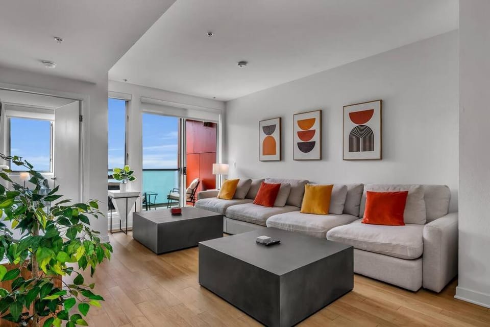 Modern & chic in Heart of Downtown Santa Monica Apartment in Santa Monica