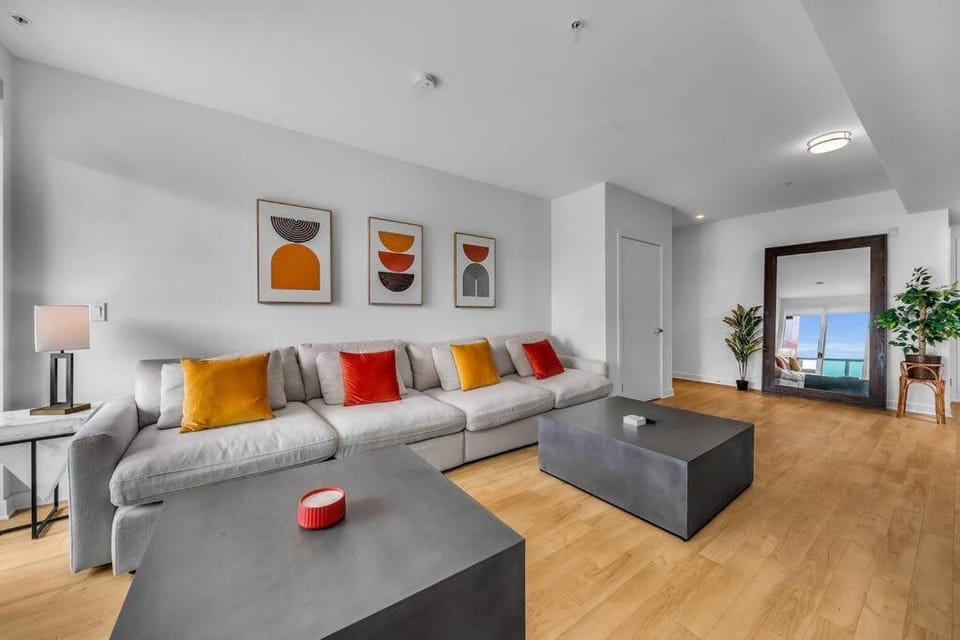 Modern & chic in Heart of Downtown Santa Monica Apartment in Santa Monica