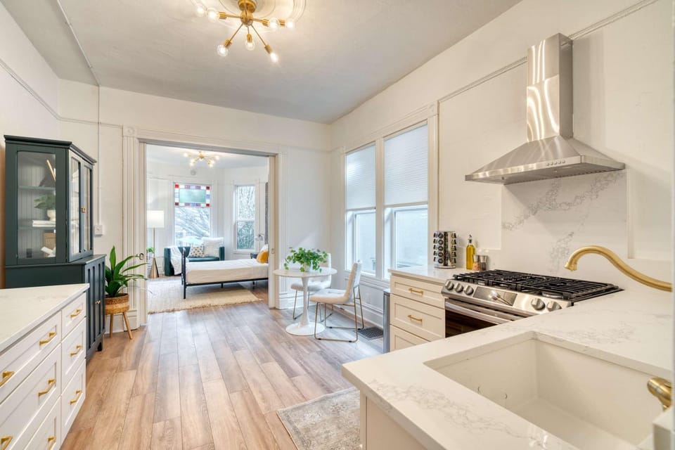 Stay Portland - Historic Queen Anne Vernacular - 95 WalkScore Apartment in Portland