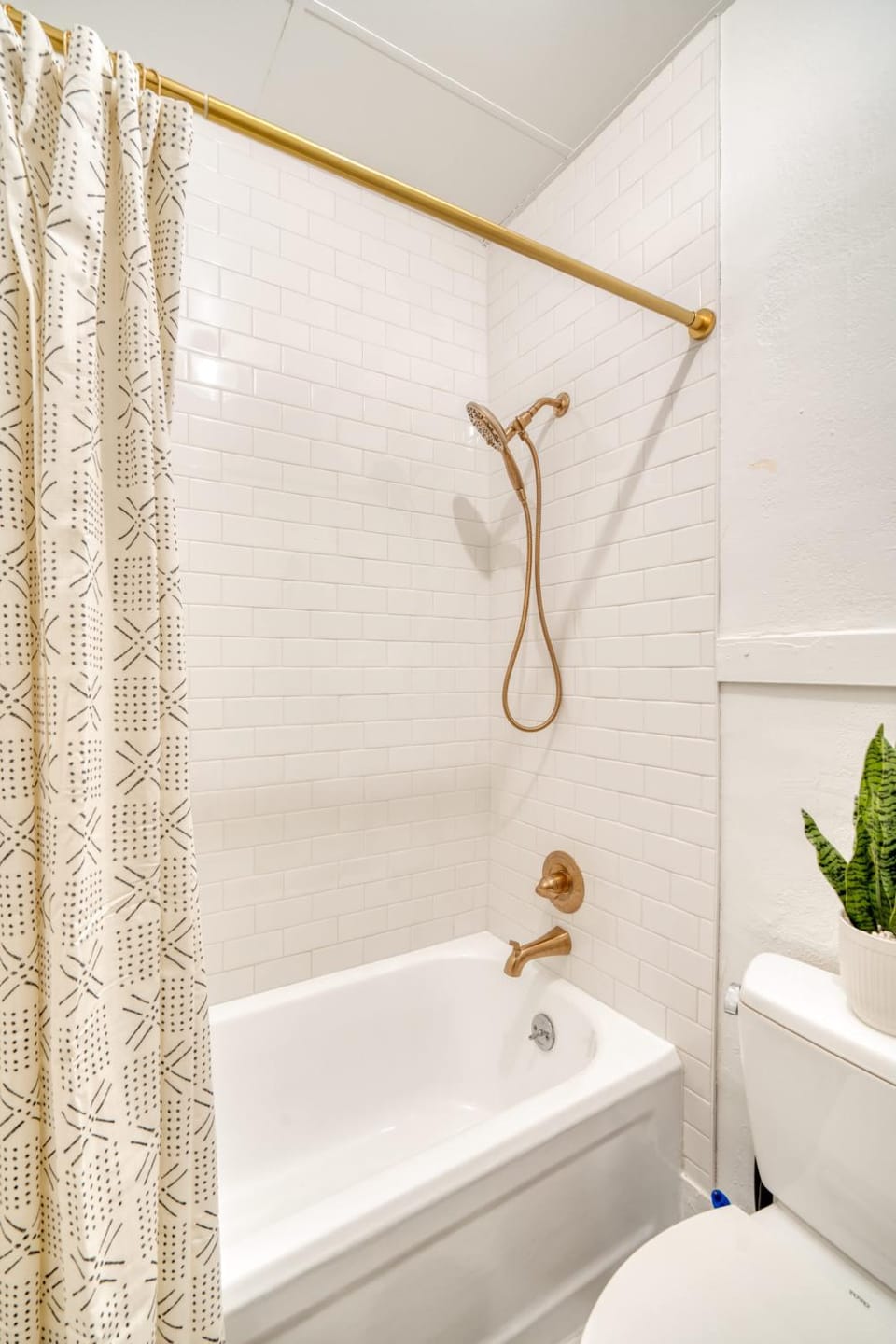 Stay Portland - Historic Queen Anne Vernacular - 95 WalkScore Apartment in Portland