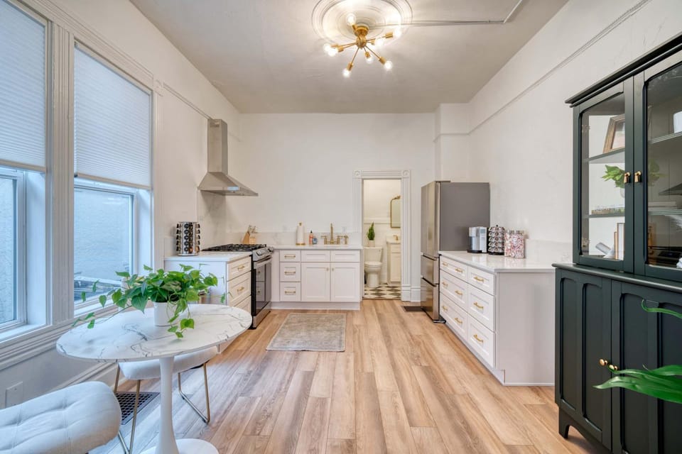 Stay Portland - Historic Queen Anne Vernacular - 95 WalkScore Apartment in Portland