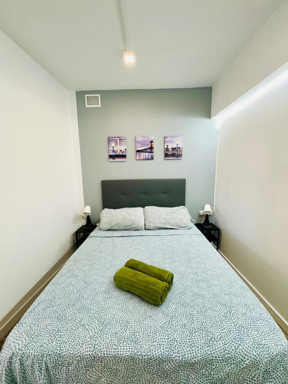 Bed, Photo of the whole room, Bedroom, towels