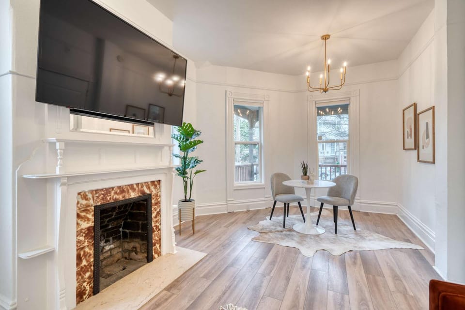 Stay Portland - Historic Queen Anne Vernacular - 95 WalkScore Apartment in Portland