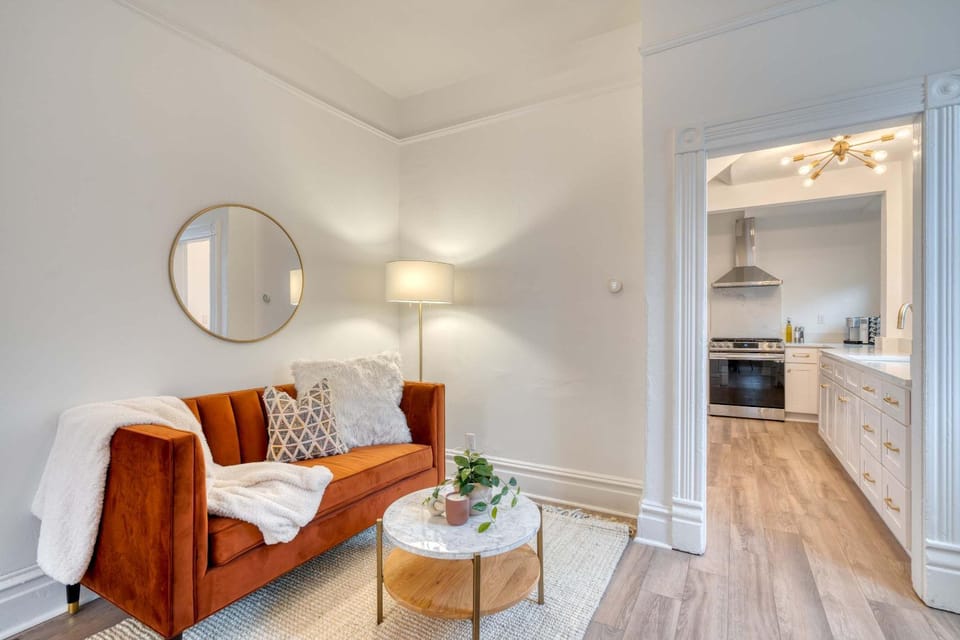 Stay Portland - Historic Queen Anne Vernacular - 95 WalkScore Apartment in Portland