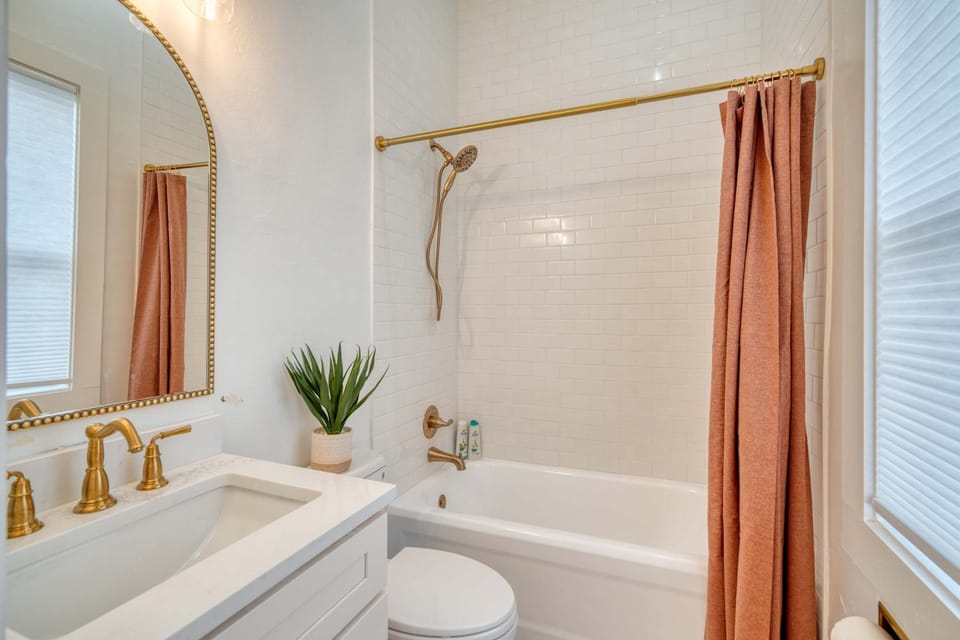 Stay Portland - Historic Queen Anne Vernacular - 95 WalkScore Apartment in Portland