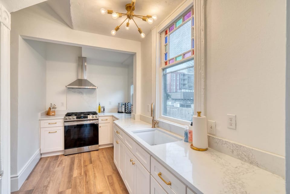 Stay Portland - Historic Queen Anne Vernacular - 95 WalkScore Apartment in Portland