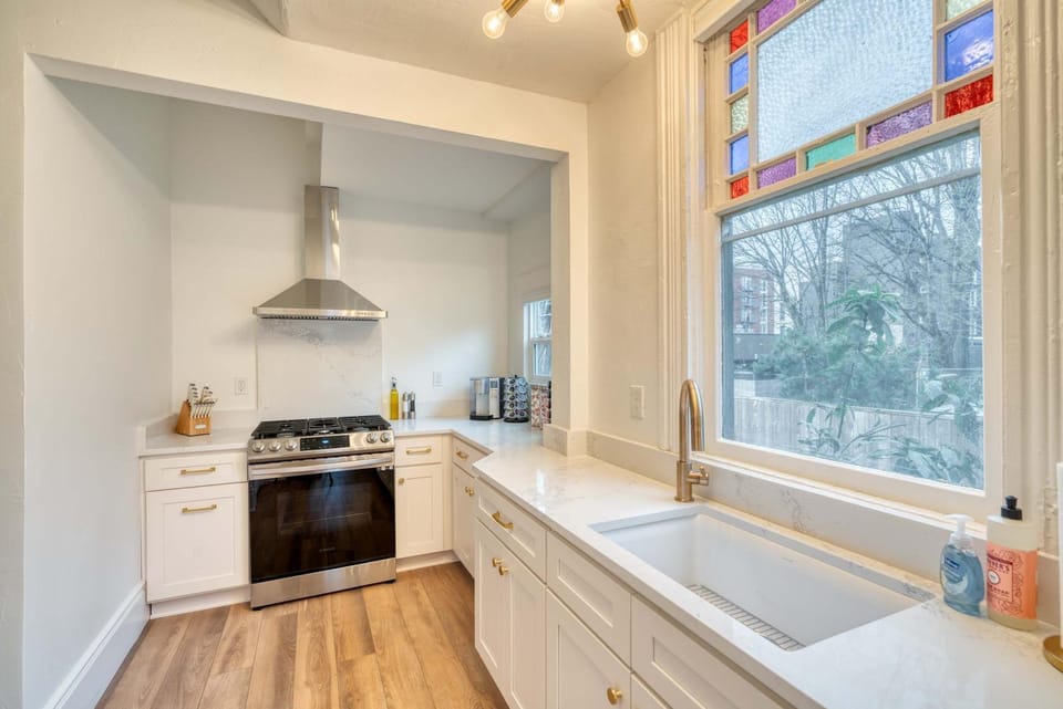 Stay Portland - Historic Queen Anne Vernacular - 95 WalkScore Apartment in Portland