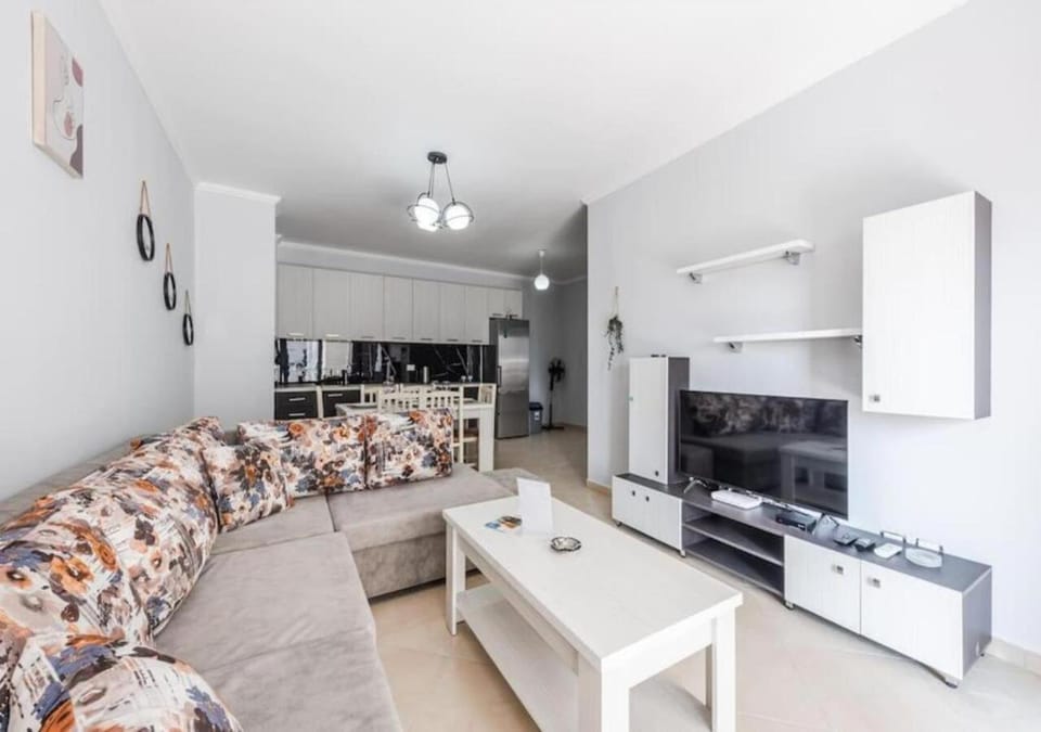 TV and multimedia, Kitchen or kitchenette, Living room, Seating area, Dining area