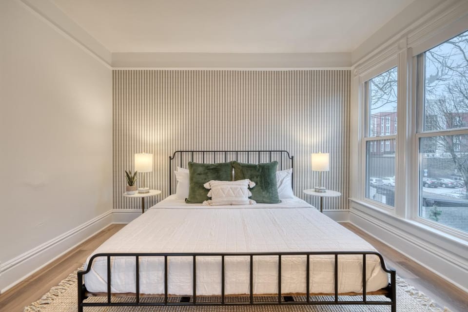 Stay Portland - Historic Queen Anne Vernacular - 95 WalkScore Apartment in Portland