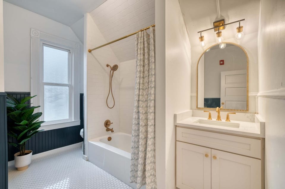 Stay Portland - Historic Queen Anne Vernacular - 95 WalkScore Apartment in Portland