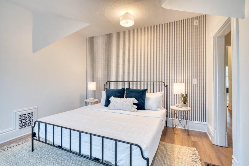 Stay Portland - Historic Queen Anne Vernacular - 95 WalkScore Apartment in Portland