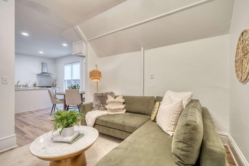 Stay Portland - Historic Queen Anne Vernacular - 95 WalkScore Apartment in Portland