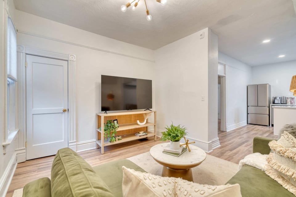 Stay Portland - Historic Queen Anne Vernacular - 95 WalkScore Apartment in Portland