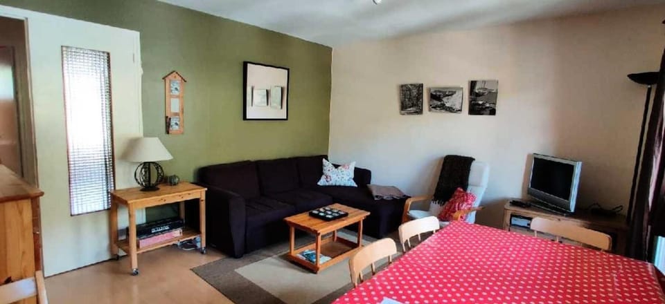 Bed, Living room, fireplace