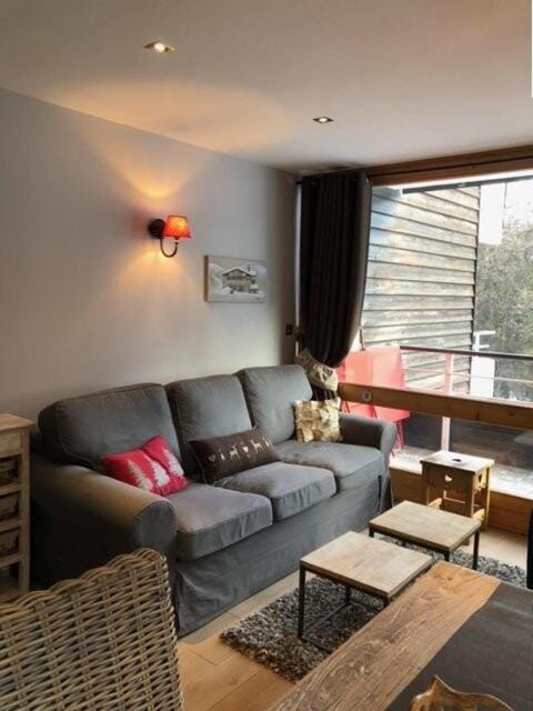 Bed, Living room, fireplace