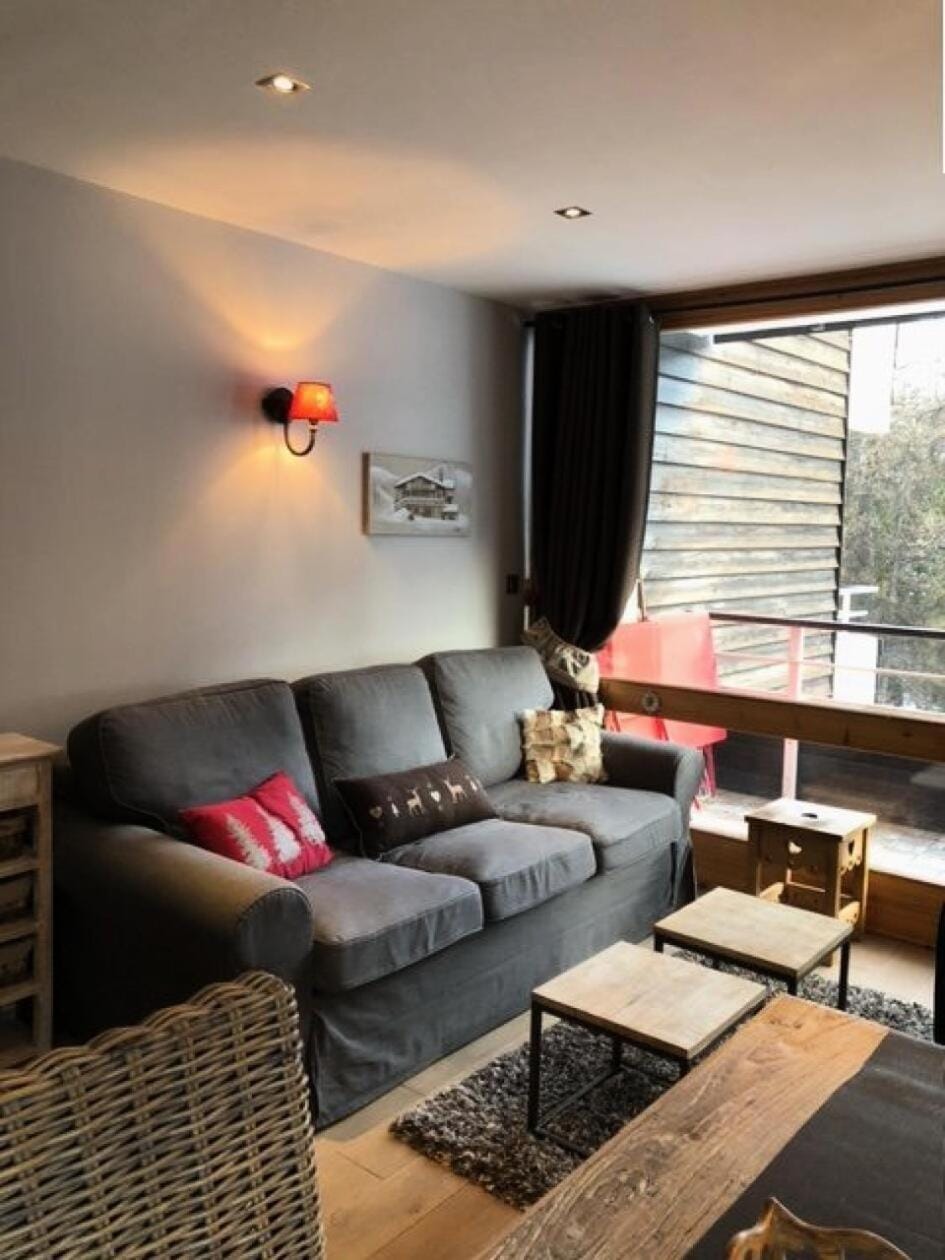 Bed, Living room, fireplace