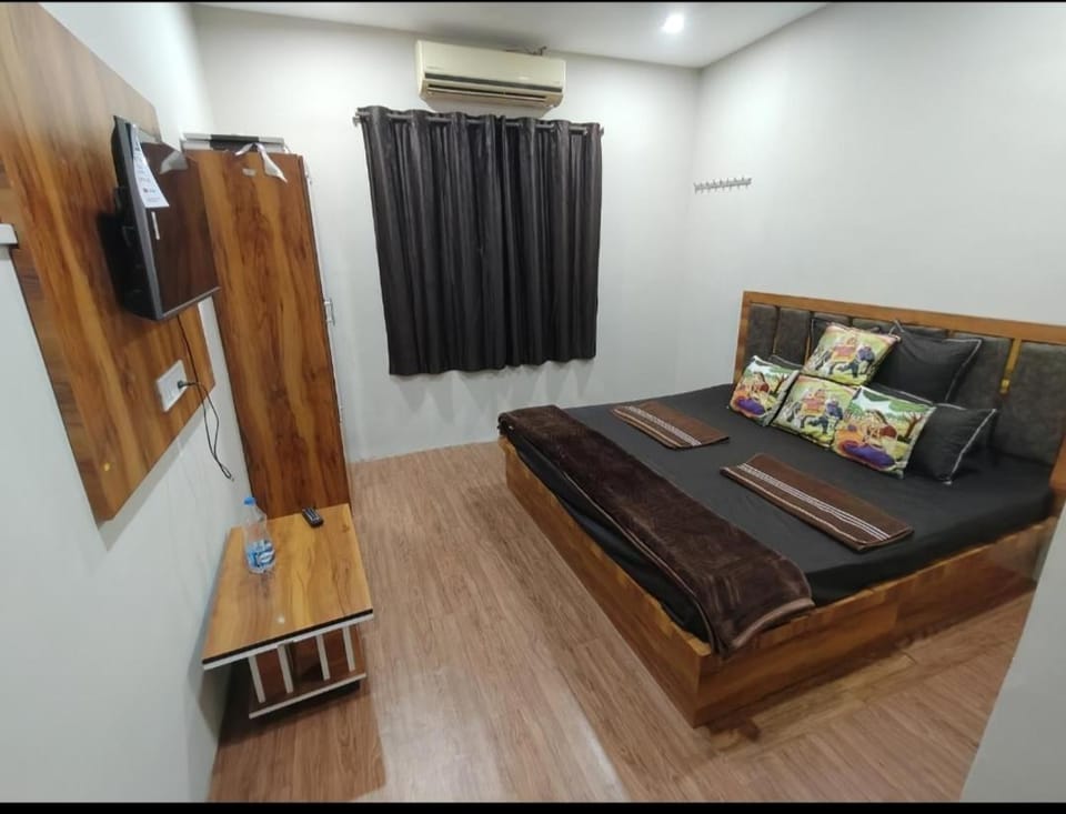 Hotel Shree Kedarnath in front of railway station platform no 8 Vacation rental in India