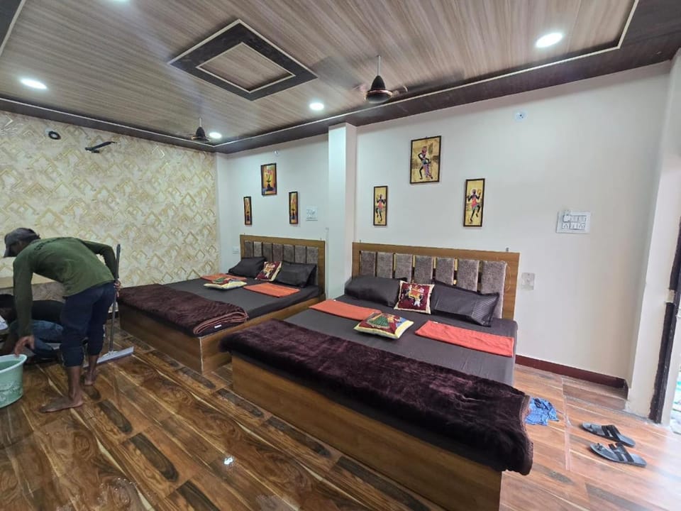 Hotel Shree Kedarnath in front of railway station platform no 8 Vacation rental in India