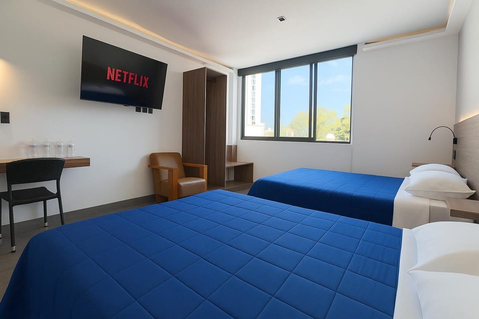 Bed, TV and multimedia, Photo of the whole room