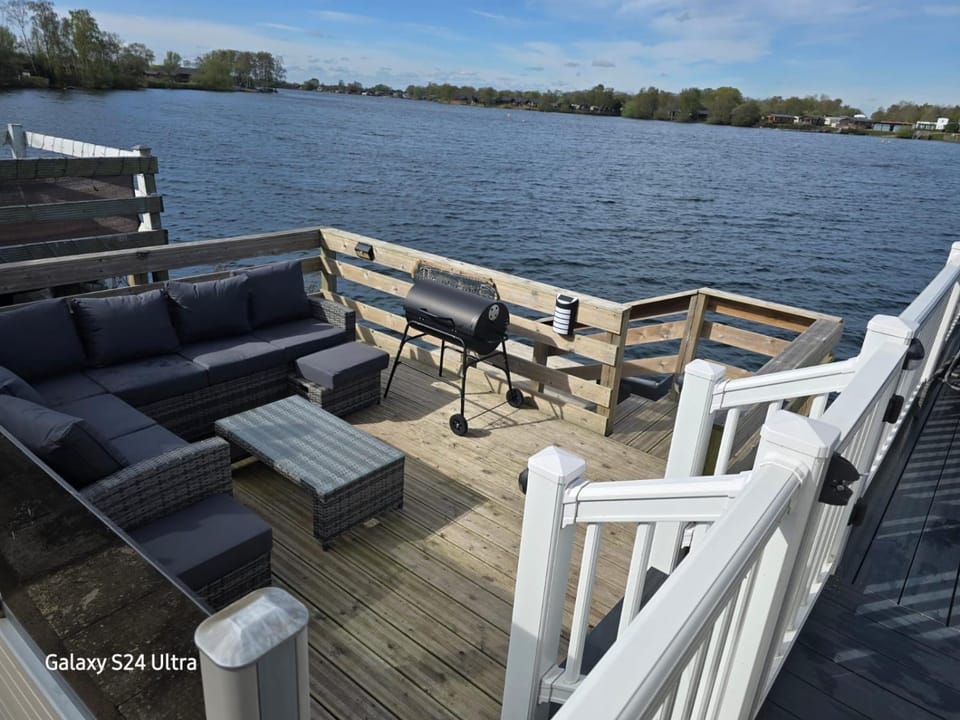 Lakeside Holiday Home with Hot Tub House in Tattershall