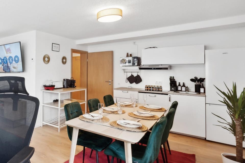 Coffee/tea facilities, Kitchen or kitchenette, Living room, Food and drinks, Seating area, Dining area, Food, pet friendly