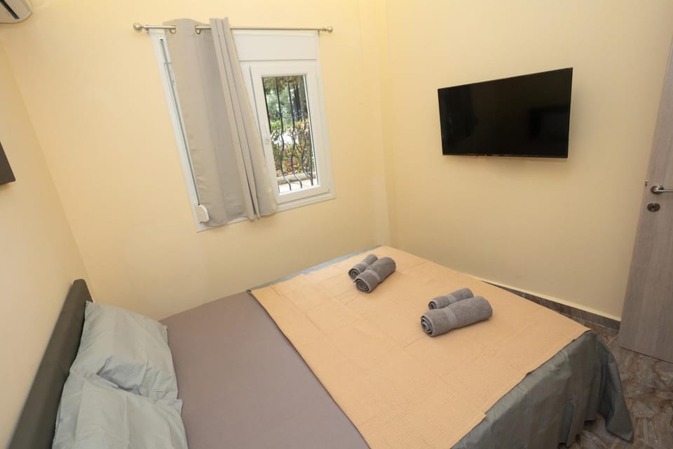 Bed, TV and multimedia, Photo of the whole room, Evening entertainment, Bedroom, towels