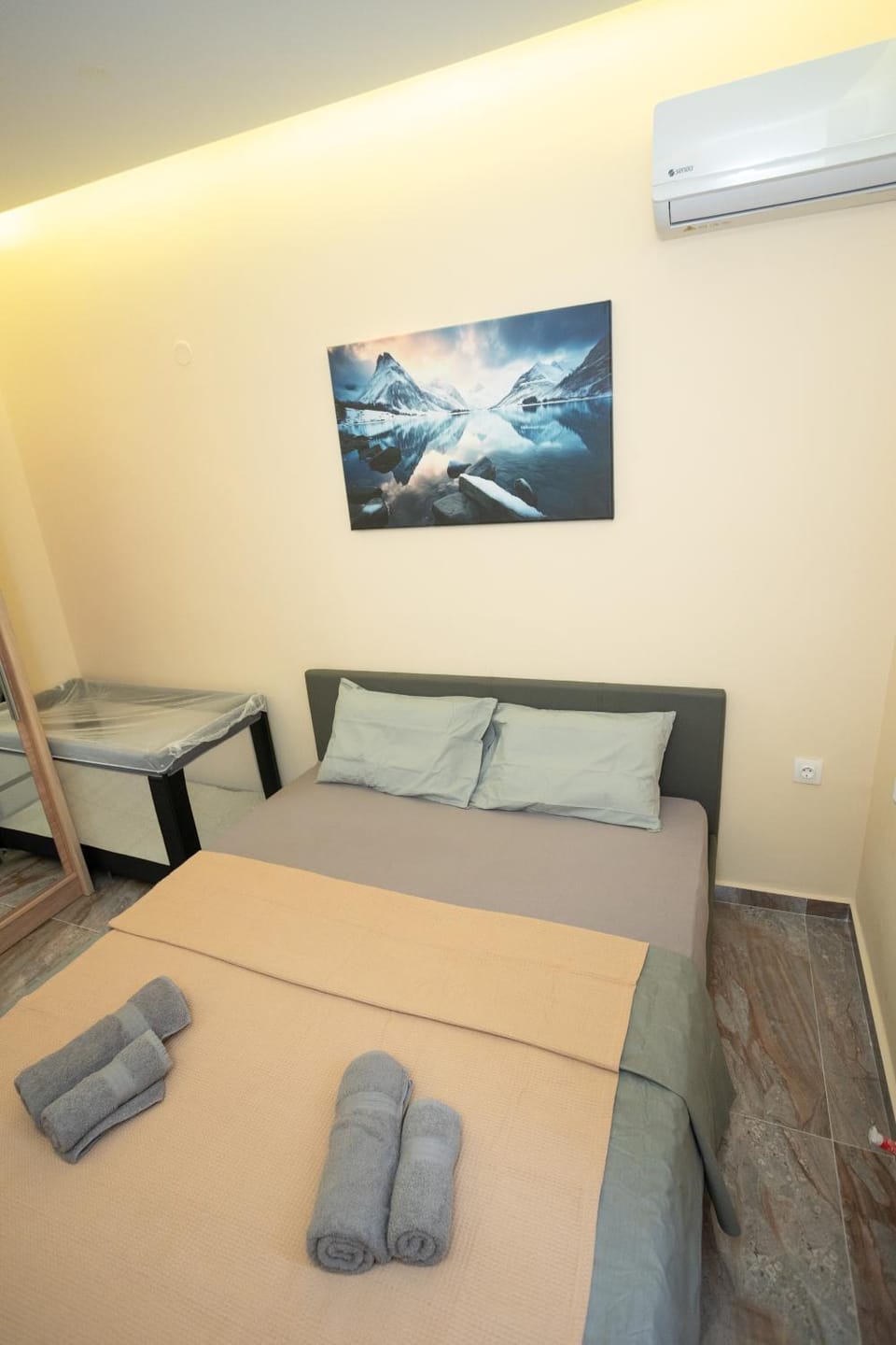 Bed, TV and multimedia, Photo of the whole room, Bedroom, towels, air conditioner