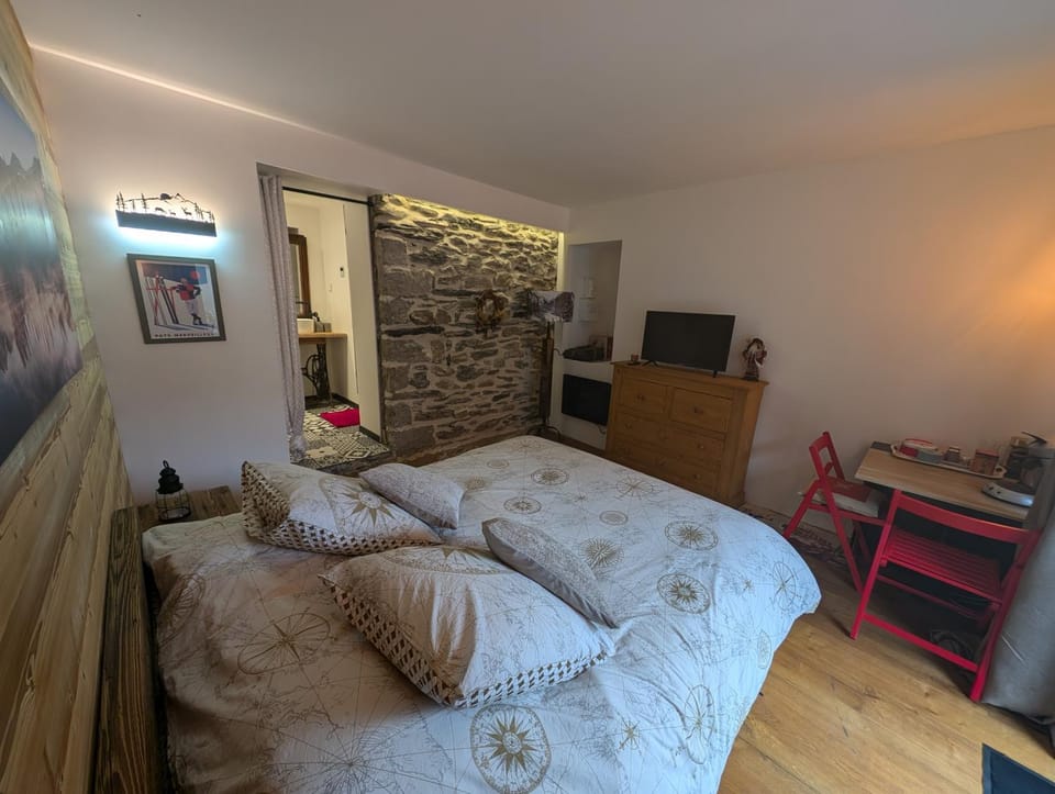 Bed, TV and multimedia, Photo of the whole room