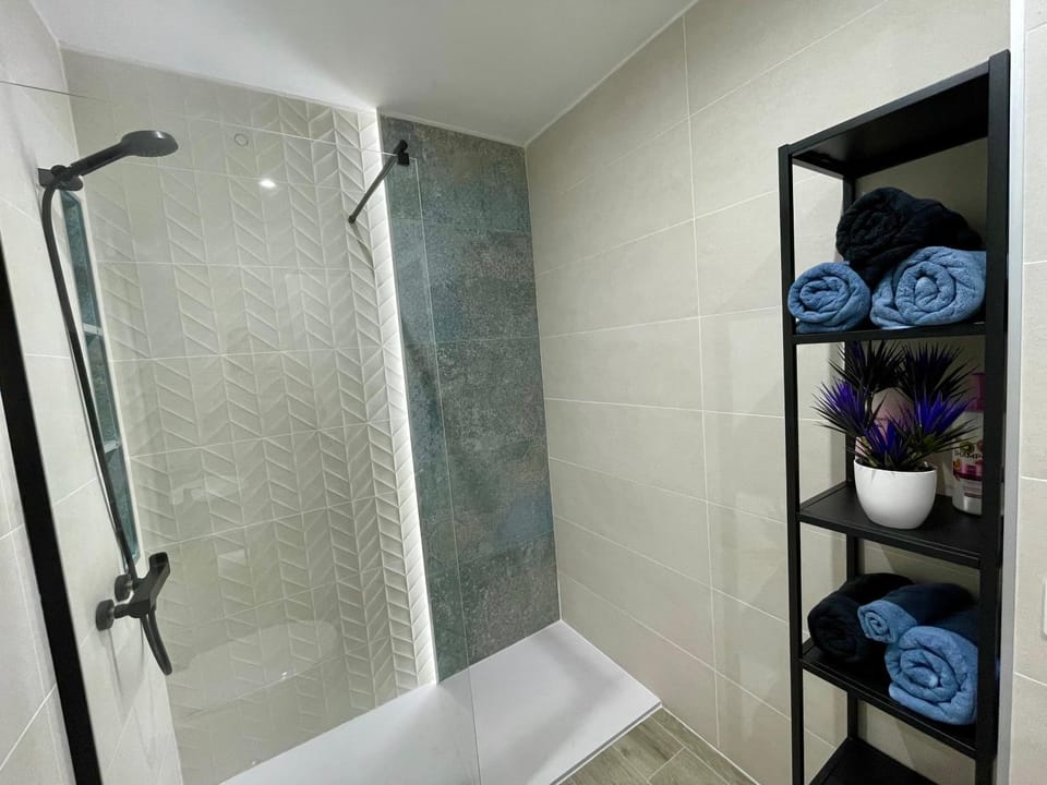 Shower, Bathroom, towels
