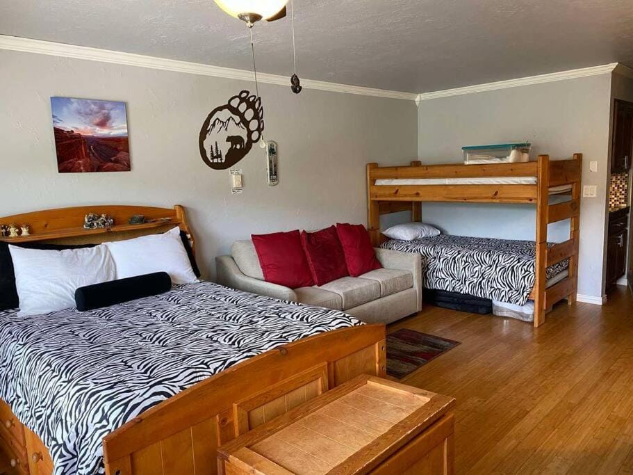 President Studio Pool-Spa Ski-in out Gym, Sauna, Laundry, BBQ Apartment in Brian Head