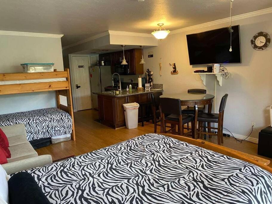 President Studio Pool-Spa Ski-in out Gym, Sauna, Laundry, BBQ Apartment in Brian Head