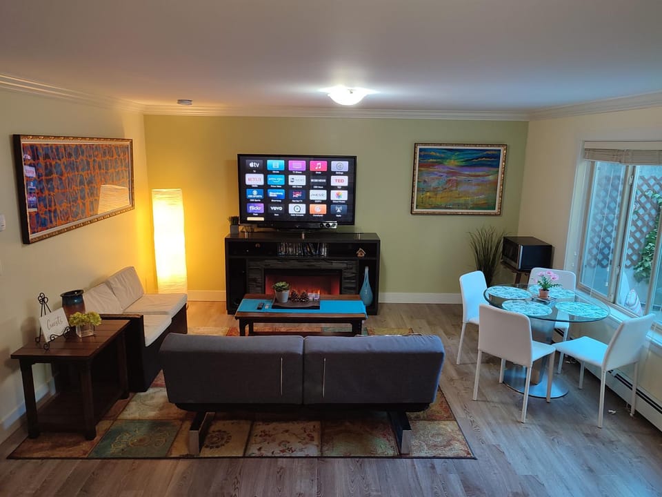 TV and multimedia, Living room, Seating area, Dining area, Evening entertainment, Entertainment, Dinner, fireplace, flat iron, heating, microwave