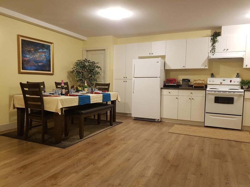 Coffee/tea facilities, Kitchen or kitchenette, Dining area, oven, stove, toaster