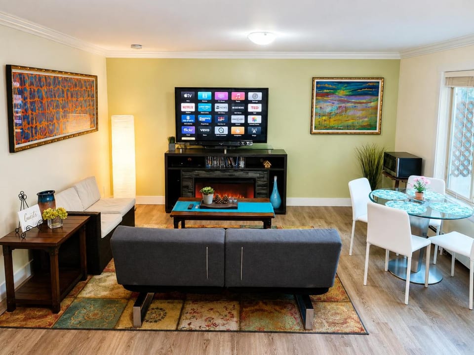 TV and multimedia, Living room, Seating area, Dining area, Evening entertainment, Entertainment, Dinner, fireplace, flat iron, heating, microwave